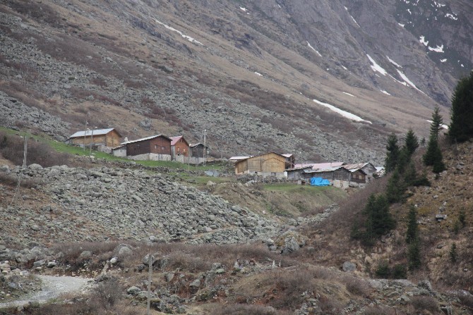 rizenin-gozde-turizm-merkezlerinden-camlihemsin-ilcesindeki-elevit-yaylasi-17-gunluk-kapanmada-sessizlige-burundu.-(3).jpg