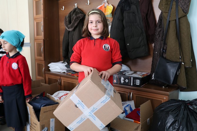 rizenin-guneysu-ilcesi-ulucami-ilkokulundan-van-gurpinar-hamurkesen-koyu-ilkokulu-ogrencilerine-50-kolilik-giysi-ve-kirtasiye-yardimi-gonderildi-(1).jpg