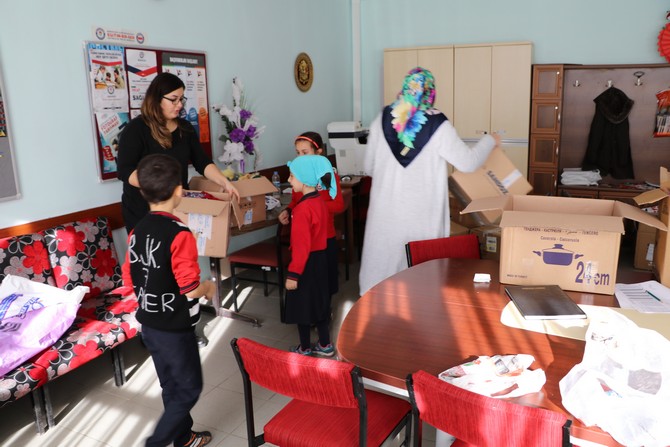 rizenin-guneysu-ilcesi-ulucami-ilkokulundan-van-gurpinar-hamurkesen-koyu-ilkokulu-ogrencilerine-50-kolilik-giysi-ve-kirtasiye-yardimi-gonderildi-(3).jpg