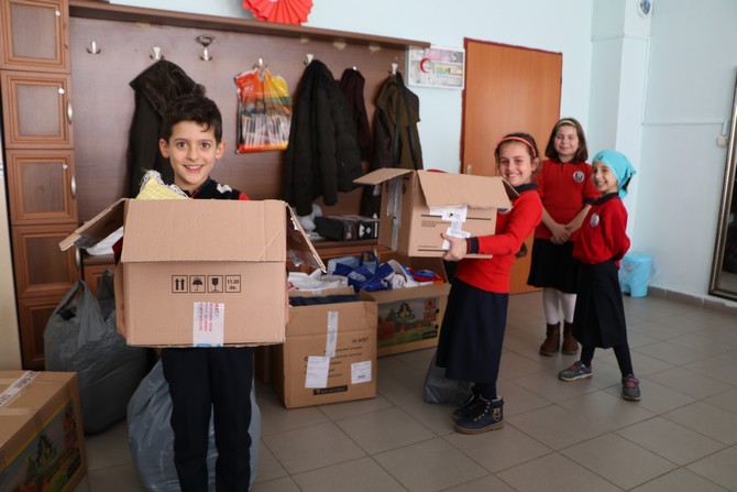 rizenin-guneysu-ilcesi-ulucami-ilkokulundan-van-gurpinar-hamurkesen-koyu-ilkokulu-ogrencilerine-50-kolilik-giysi-ve-kirtasiye-yardimi-gonderildi-(4).jpg