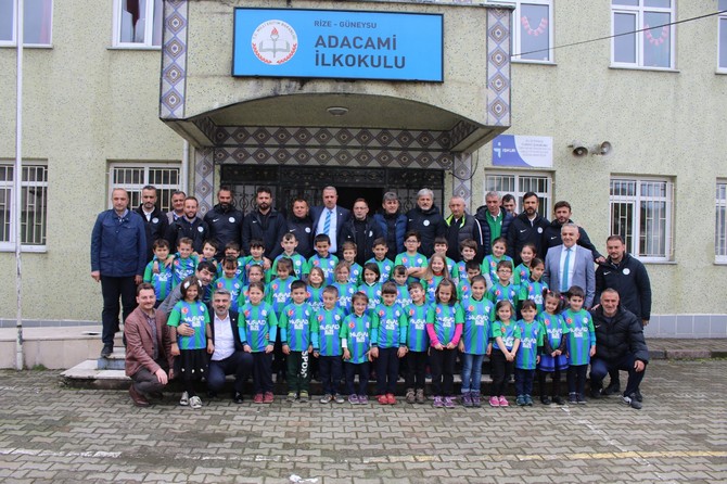 rizenin-guneysu-ilcesinde-bulunan-ilkokullarinda-okuyan-minik-ogrencilere-musiad-tarafindan-caykur-rizespor-formasi-hediye-edildi-(1).jpg