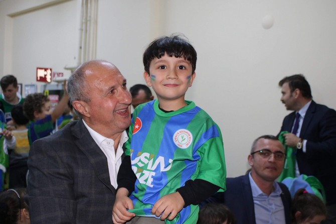 rizenin-guneysu-ilcesinde-bulunan-ilkokullarinda-okuyan-minik-ogrencilere-musiad-tarafindan-caykur-rizespor-formasi-hediye-edildi-(11).jpg