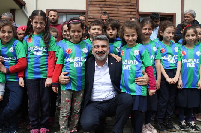 rizenin-guneysu-ilcesinde-bulunan-ilkokullarinda-okuyan-minik-ogrencilere-musiad-tarafindan-caykur-rizespor-formasi-hediye-edildi-(12).jpg