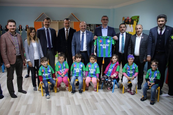 rizenin-guneysu-ilcesinde-bulunan-ilkokullarinda-okuyan-minik-ogrencilere-musiad-tarafindan-caykur-rizespor-formasi-hediye-edildi-(14).jpg