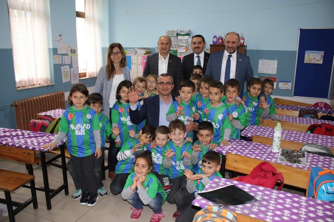 rizenin-guneysu-ilcesinde-bulunan-ilkokullarinda-okuyan-minik-ogrencilere-musiad-tarafindan-caykur-rizespor-formasi-hediye-edildi-(15).jpg