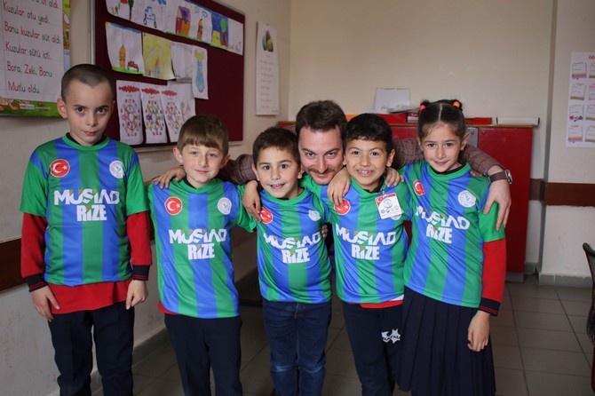 rizenin-guneysu-ilcesinde-bulunan-ilkokullarinda-okuyan-minik-ogrencilere-musiad-tarafindan-caykur-rizespor-formasi-hediye-edildi-(16).jpg