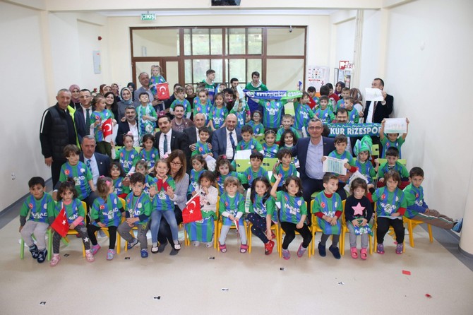 rizenin-guneysu-ilcesinde-bulunan-ilkokullarinda-okuyan-minik-ogrencilere-musiad-tarafindan-caykur-rizespor-formasi-hediye-edildi-(2).jpg