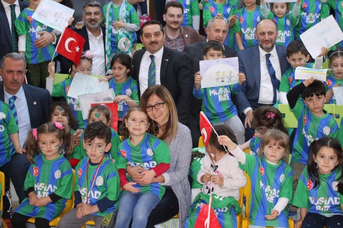rizenin-guneysu-ilcesinde-bulunan-ilkokullarinda-okuyan-minik-ogrencilere-musiad-tarafindan-caykur-rizespor-formasi-hediye-edildi-(3).jpg