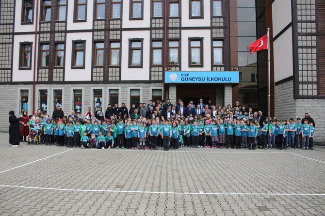 rizenin-guneysu-ilcesinde-bulunan-ilkokullarinda-okuyan-minik-ogrencilere-musiad-tarafindan-caykur-rizespor-formasi-hediye-edildi-(5).jpg