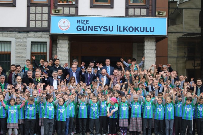 rizenin-guneysu-ilcesinde-bulunan-ilkokullarinda-okuyan-minik-ogrencilere-musiad-tarafindan-caykur-rizespor-formasi-hediye-edildi-(6).jpg