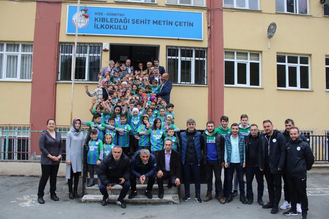 rizenin-guneysu-ilcesinde-bulunan-ilkokullarinda-okuyan-minik-ogrencilere-musiad-tarafindan-caykur-rizespor-formasi-hediye-edildi-(7).jpg