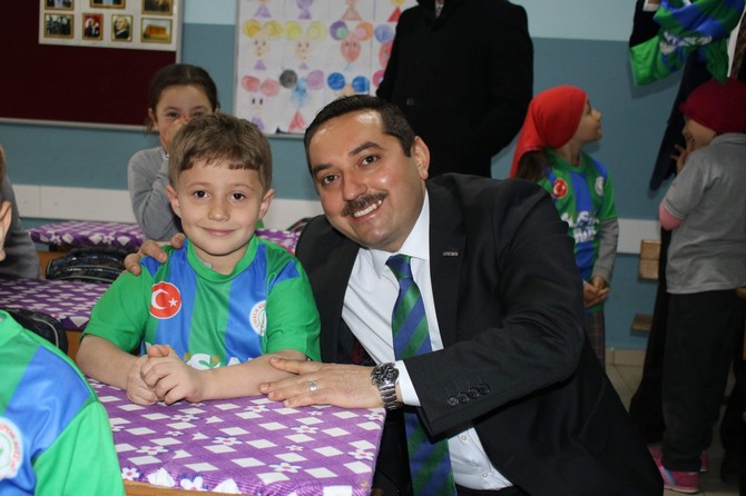 rizenin-guneysu-ilcesinde-bulunan-ilkokullarinda-okuyan-minik-ogrencilere-musiad-tarafindan-caykur-rizespor-formasi-hediye-edildi-(8).jpg