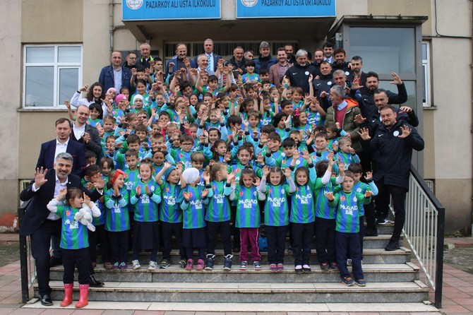 rizenin-guneysu-ilcesinde-bulunan-ilkokullarinda-okuyan-minik-ogrencilere-musiad-tarafindan-caykur-rizespor-formasi-hediye-edildi-(9).jpg