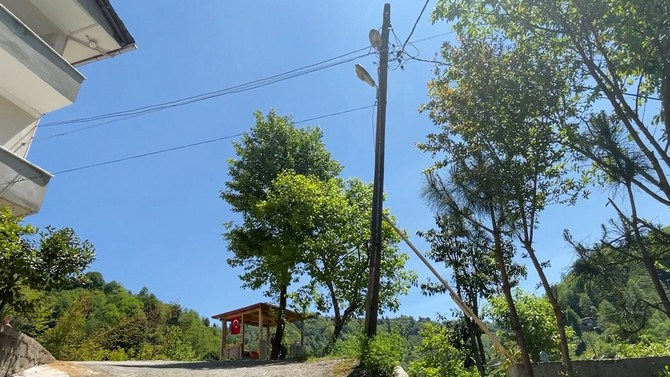 rizenin-guneysu-ilcesinde-evinin-onundeki-elektrik-diregi-egilen-vatandas-yikilmasin-diye-diregi-sirma-telle-eve-bagladi-7.jpg