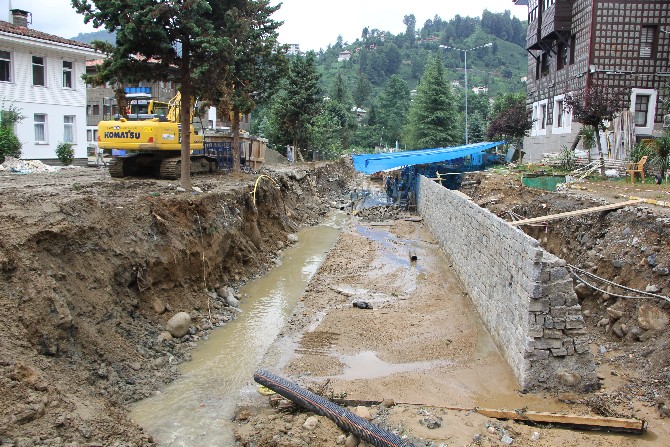 rizenin-guneysu-ilcesinde-tasmasi-sonucu-onlarca-aracin-toprak-altinda-kalmasina-sebep-olan-minder-deresinin-uzeri-acilarak-yatagi-genisletildi-1.jpg