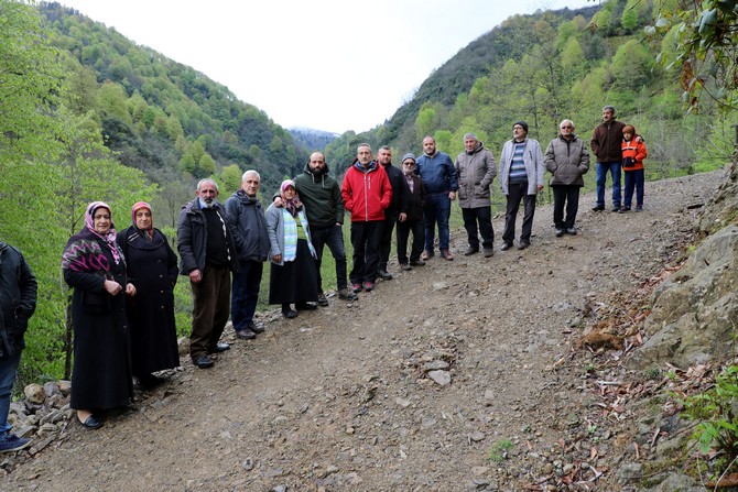 rizenin-hemsin-ilcesinde-koyluler,-dogaya-ve-cevreye-zarar-verecegini-one-surerek-koylerinde-tas-ocagi-yapilmasi-kararina-tepki-gosterdi-(3).jpg