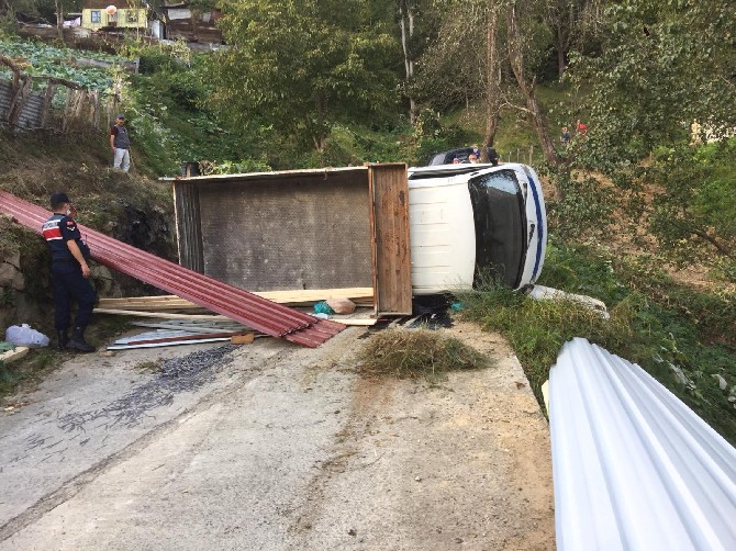 rizenin-ikizdere-ilcesinde-hafriyat-yuklu-kamyonun-devrilmesi-sonucu-bir-kisi-oldu,-2-kisi-yaralandi-(2).jpg