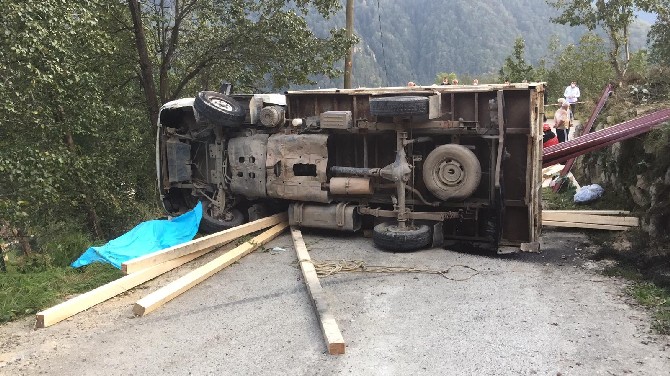 rizenin-ikizdere-ilcesinde-hafriyat-yuklu-kamyonun-devrilmesi-sonucu-bir-kisi-oldu,-2-kisi-yaralandi-(3).jpg
