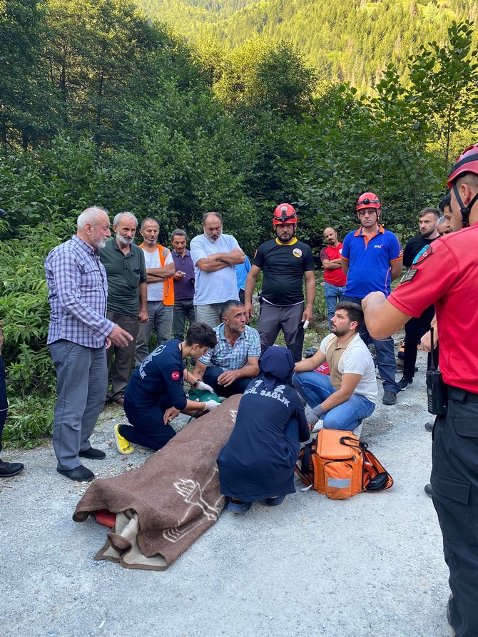 rizenin-ikizdere-ilcesinde-kaybolan-karayollari-iscisi-yapilan-arama-calismalari-neticesinde-baygin-halde-bulundu-1.jpg
