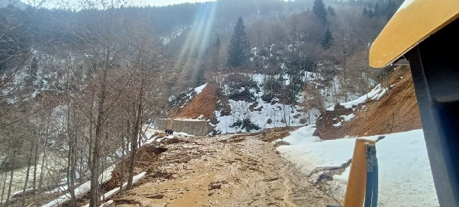rizenin-ikizdere-ilcesinde-meydana-gelen-heyelan-nedeniyle-anzer-yaylasina-giden-yol-ulasima-kapandi-4.jpg