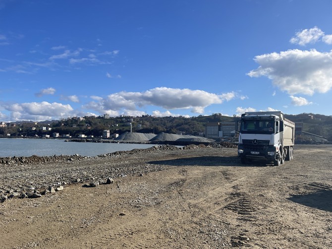 rizenin-iyidere-ilcesinde-ulastirma-ve-altyapi-bakanliginca-yapilan-iyidere-lojistik-limanininda-dolgu-calismalari-devam-ediyor-2.jpg
