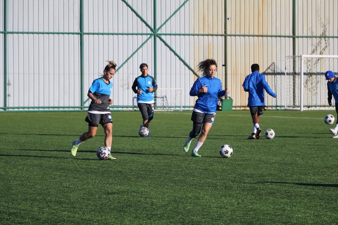 rizenin-kadin-futbolculari-ve-teknik-direktoru-hedefe-kilitlendi-2.jpg