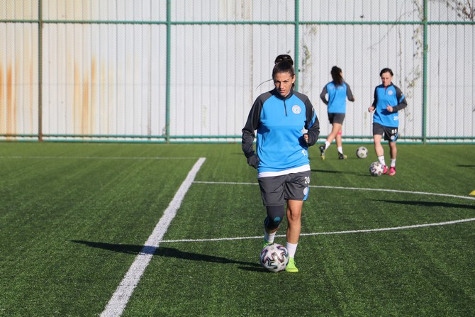 rizenin-kadin-futbolculari-ve-teknik-direktoru-hedefe-kilitlendi-6.jpg