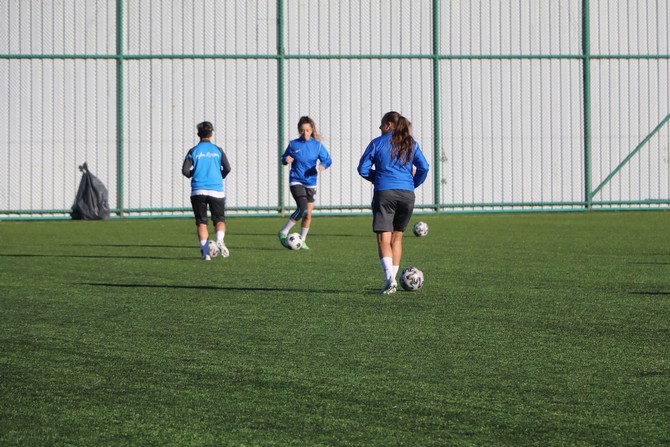 rizenin-kadin-futbolculari-ve-teknik-direktoru-hedefe-kilitlendi-7.jpg