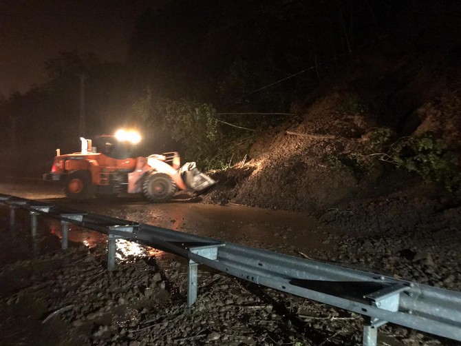 rizenin-pazar-ilcesinde,-saganak-nedeniyle-meydana-gelen-heyelan-sonucu karadeniz-sahil-yolunun-artvin-yonu-ulasima-kapandi-(1).jpg