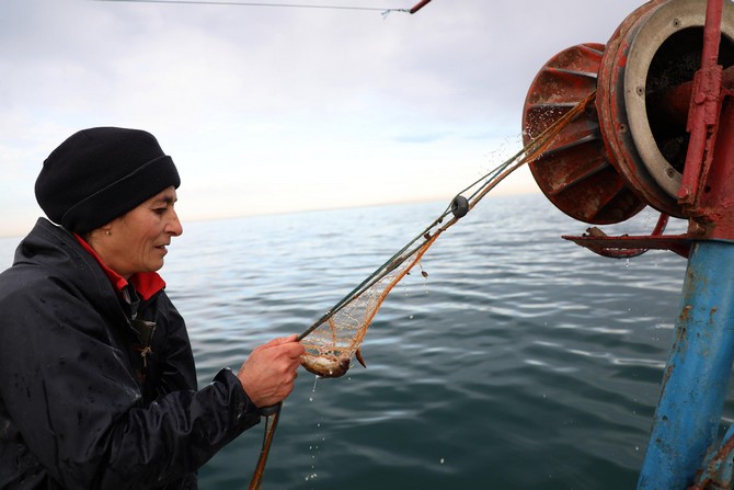 rizenin-pazar-ilcesinde-balikcilik-yapan-kadinlar,-karadenizin-hircin-dalgalarina-aldiris-etmeden-aile-ekonomisine-katki-icin-denize-aciliyor-(13).jpg