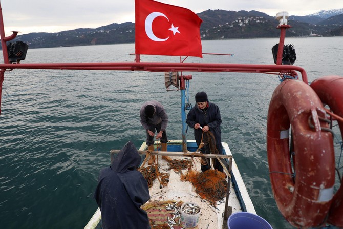 rizenin-pazar-ilcesinde-balikcilik-yapan-kadinlar,-karadenizin-hircin-dalgalarina-aldiris-etmeden-aile-ekonomisine-katki-icin-denize-aciliyor-(2).jpg