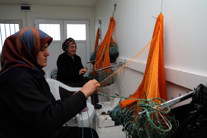 rizenin-pazar-ilcesinde-balikcilik-yapan-kadinlar,-karadenizin-hircin-dalgalarina-aldiris-etmeden-aile-ekonomisine-katki-icin-denize-aciliyor-(8).jpg