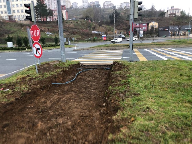 rizenin-pazar-ilcesinde-orta-refujde-biten-goruntusu-ile-dikkat-ceken-yaya-gecidi-icin-calisma-baslatildi-6.jpg
