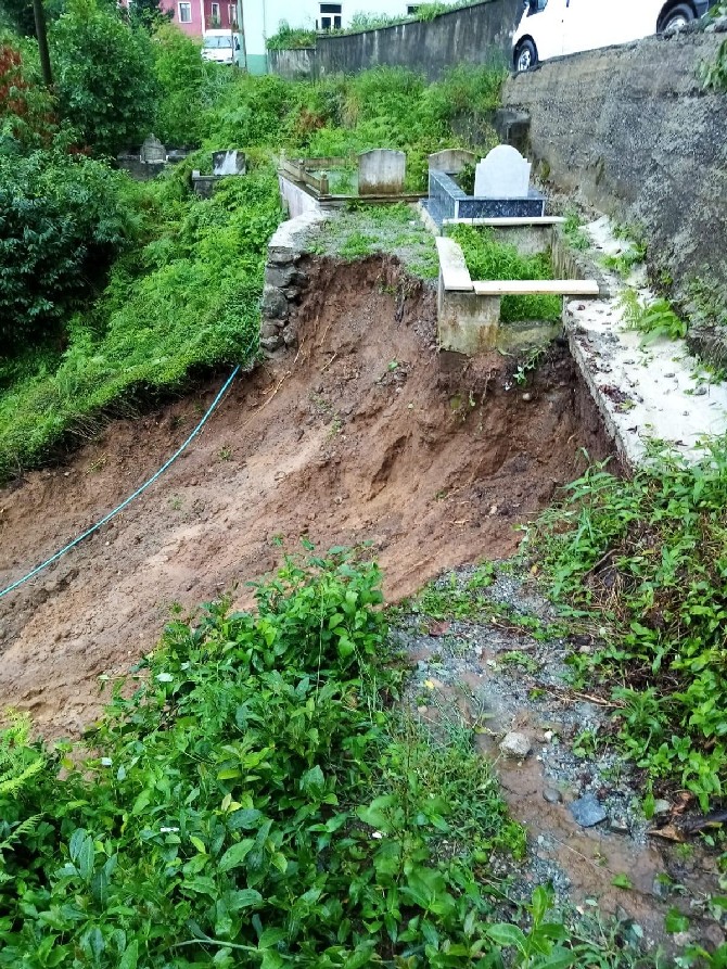 rizenin-pazar-ilcesine-bagli-yukari-soguksu-mahallesinde-heyelan-nedeniyle-mezarliklar-yerinden-kaydi-2-001.jpg