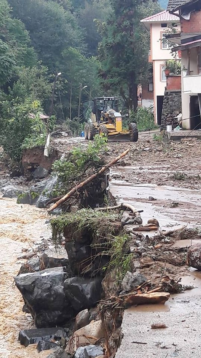 rizenin-pazar-ve-ardesen-ilcelerinde-etkili-olan-yagis-dolayisiyla-toplam-15-koyde-yerlesim-yerlerine-yakin-40-noktada-heyelan-meydana-geldi-(5).jpg