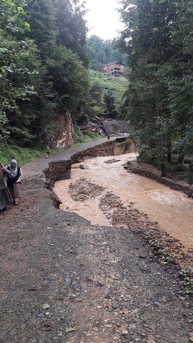 rizenin-pazar-ve-ardesen-ilcelerinde-etkili-olan-yagis-dolayisiyla-toplam-15-koyde-yerlesim-yerlerine-yakin-40-noktada-heyelan-meydana-geldi-(7).jpg