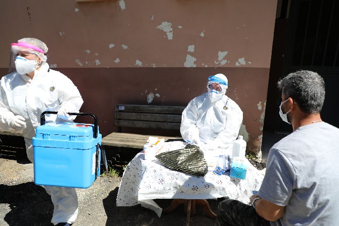 rizeye-gelen-cay-ureticileri-ve-iscilerine-kovid-19-testi-yapilmaya-devam-ediliyor-(1).jpg