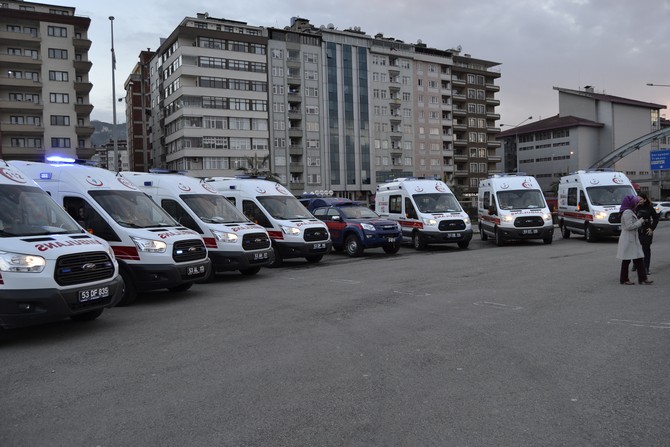 rizeye-gonderilen-ambulanslar-teslim-edildi-(4).jpg