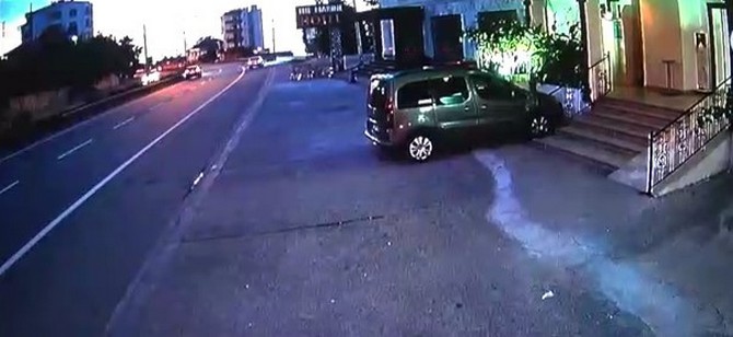 rizeye-tatile-gelen-4-kisilik-ailenin-yok-oldugu-trafik-kazasi-guvenlik-kameralarina-yansidi-1.jpg