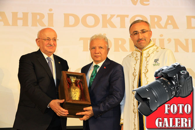 rteu’den-kahraman’a-fahri-doktora,-eski-yoneticilerine-hediye-001.jpg rteu’den-kahraman’a-fahri-doktora,-eski-yoneticilerine-hediye-001.jpg