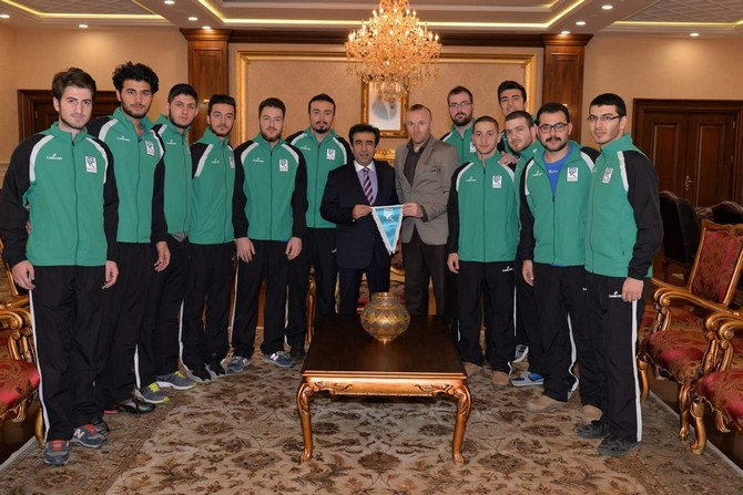 rteu-basketbol-takimi,-kocaeli-valisi-guzeloglunu-ziyaret-etti-(1).jpg