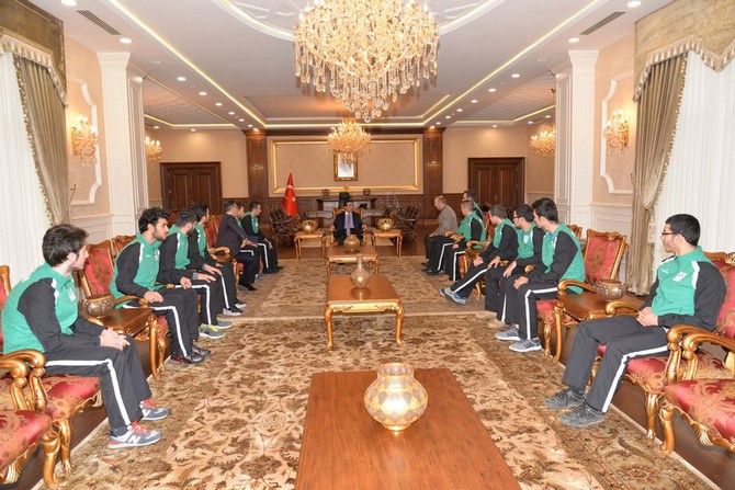 rteu-basketbol-takimi,-kocaeli-valisi-guzeloglunu-ziyaret-etti-(3).jpg