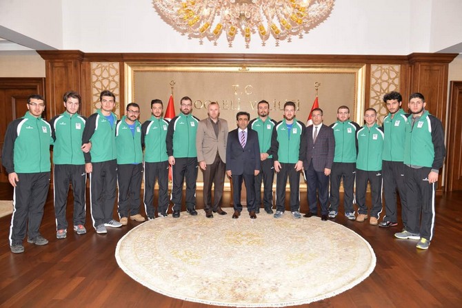 rteu-basketbol-takimi,-kocaeli-valisi-guzeloglunu-ziyaret-etti-(4).jpg