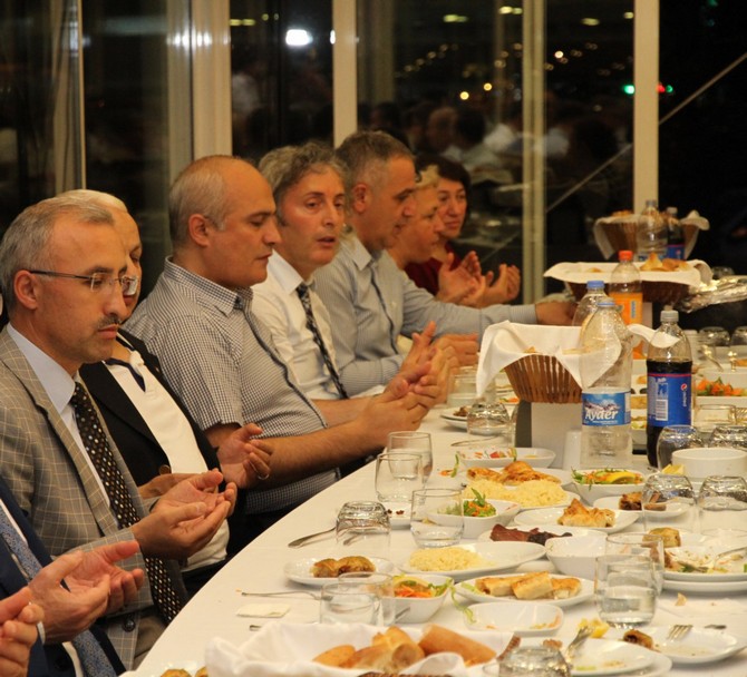 rteu-camiasi-iftarda-bulustu-(3).jpg
