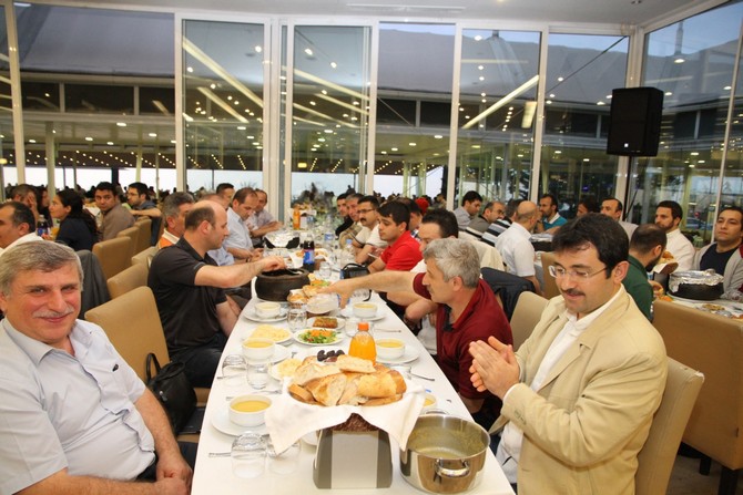 rteu-camiasi-iftarda-bulustu-(9).jpg