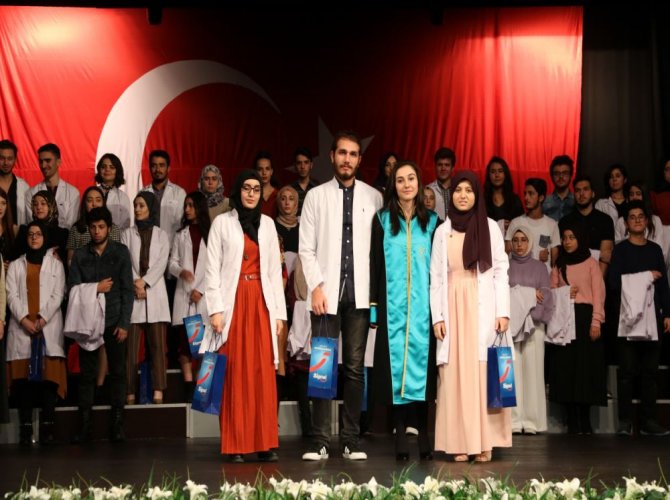 rteu-dis-hekimligi-fakultesi-ogrencileri-onluklerini-giydi-(11).jpg