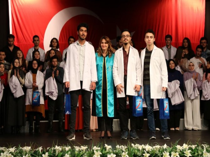 rteu-dis-hekimligi-fakultesi-ogrencileri-onluklerini-giydi-(15).jpg