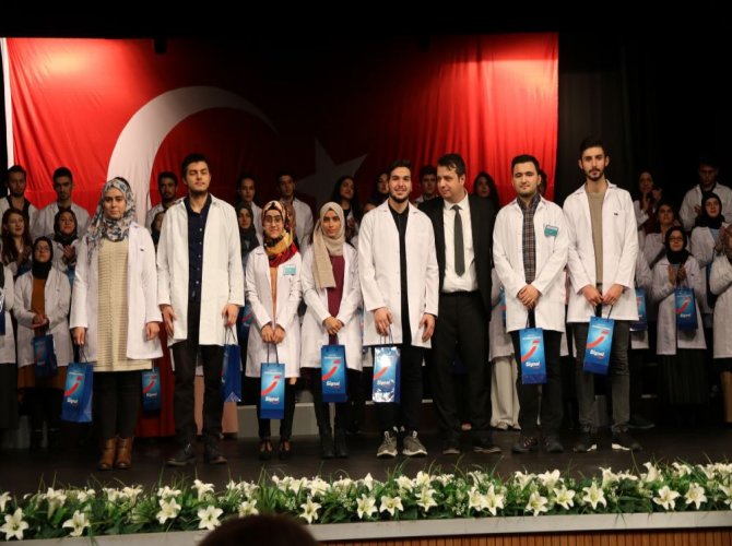 rteu-dis-hekimligi-fakultesi-ogrencileri-onluklerini-giydi-(2).jpg
