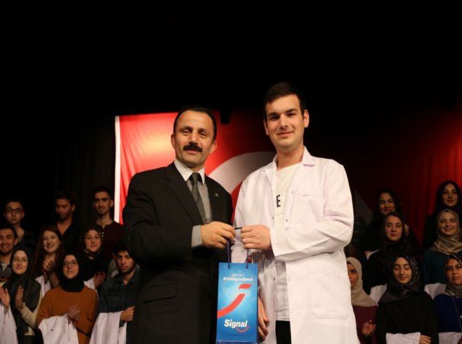rteu-dis-hekimligi-fakultesi-ogrencileri-onluklerini-giydi-(24)-001.jpg