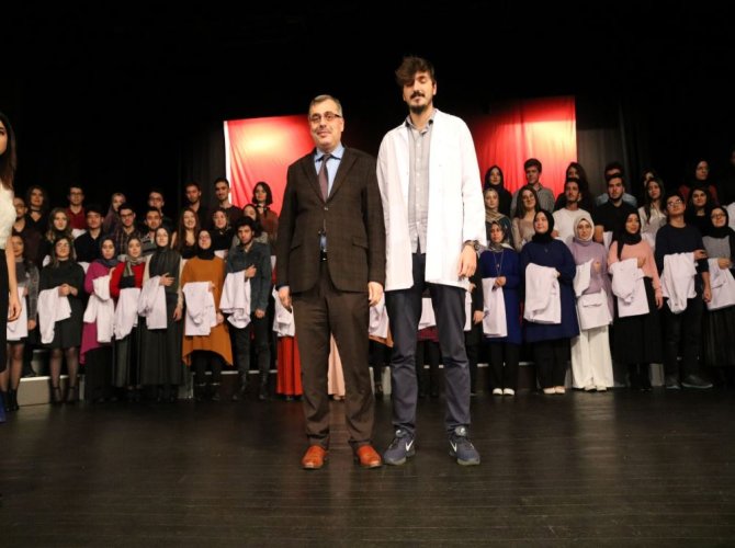 rteu-dis-hekimligi-fakultesi-ogrencileri-onluklerini-giydi-(26).jpg
